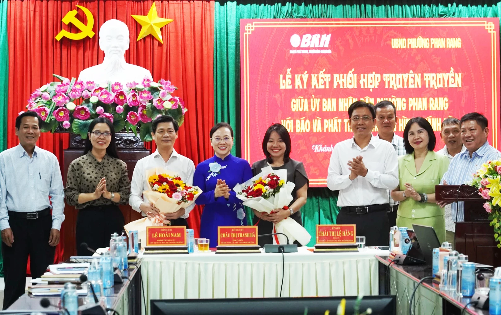 Lãnh đạo UBND phường Phan Rang tặng hoa cho lãnh đạo Báo và Phát thanh, Truyền hình Khánh Hòa.