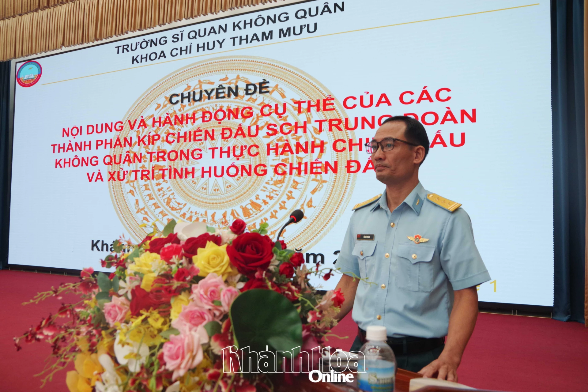 Giảng viên lớp tập huấn giới thiệu chuyên đề