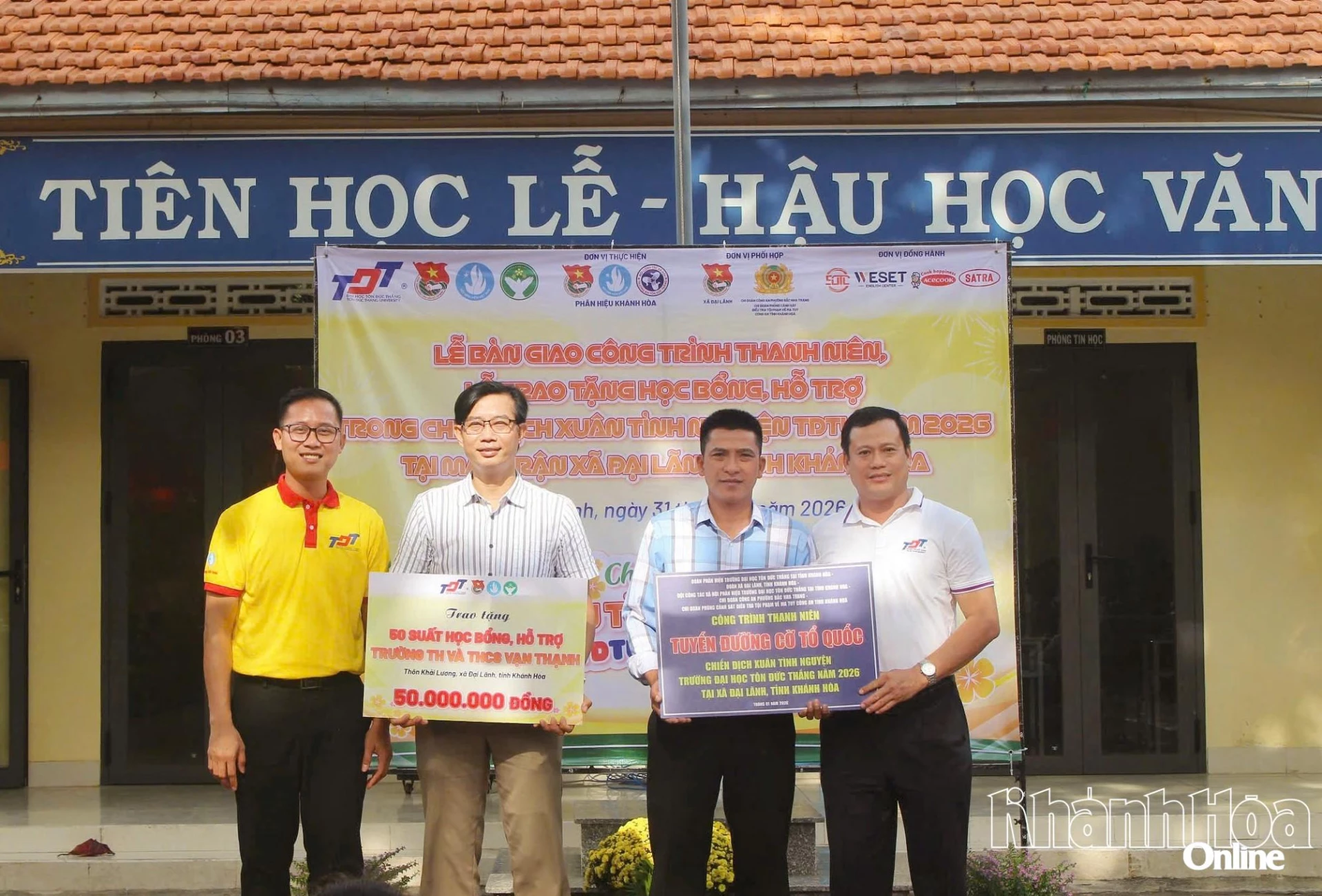 Đại diện Phân hiệu Trường Đại học Tôn Đức Thắng tại Khánh Hòa trao bảng tượng trưng công trình thanh niên và quà tặng