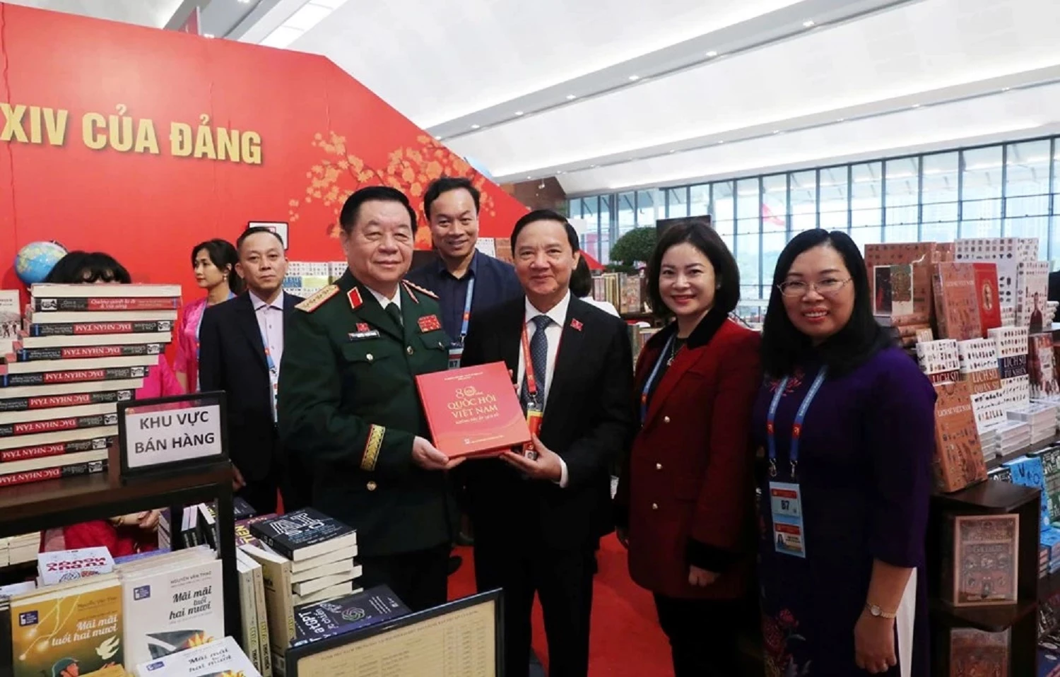 Đại tướng Nguyễn Trọng Nghĩa - Ủy viên Bộ Chính trị, Bí thư Trung ương Đảng, Chủ nhiệm Tổng cục Chính trị Quân đội nhân dân Việt Nam và Phó Chủ tịch Quốc hội Nguyễn Khắc Định tham quan khu trưng bày sách, báo chào mừng Đại hội XIV của Đảng.
