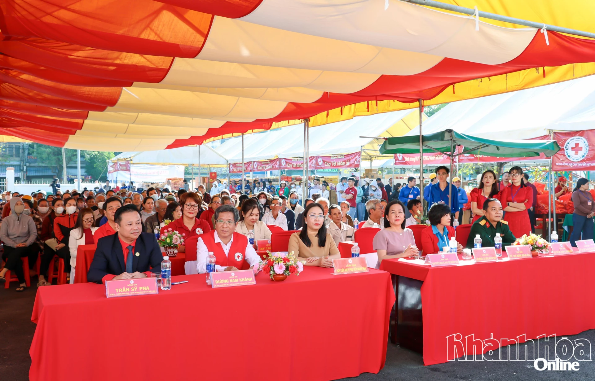 Lãnh đạo Trung ương Hội Chữ thập đỏ Việt Nam và Hội Chữ thập đổ tỉnh, các đơn vị và đông đảo nhân dân tham dự