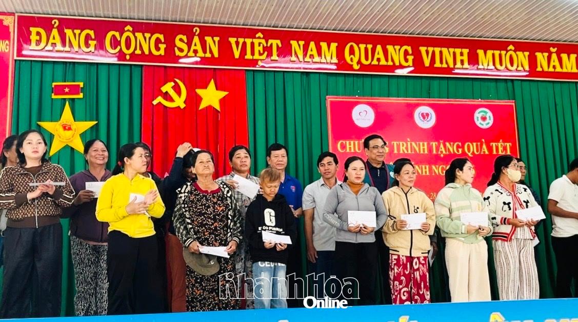 Người dân xã Phước Dinh nhận quà từ chương trình