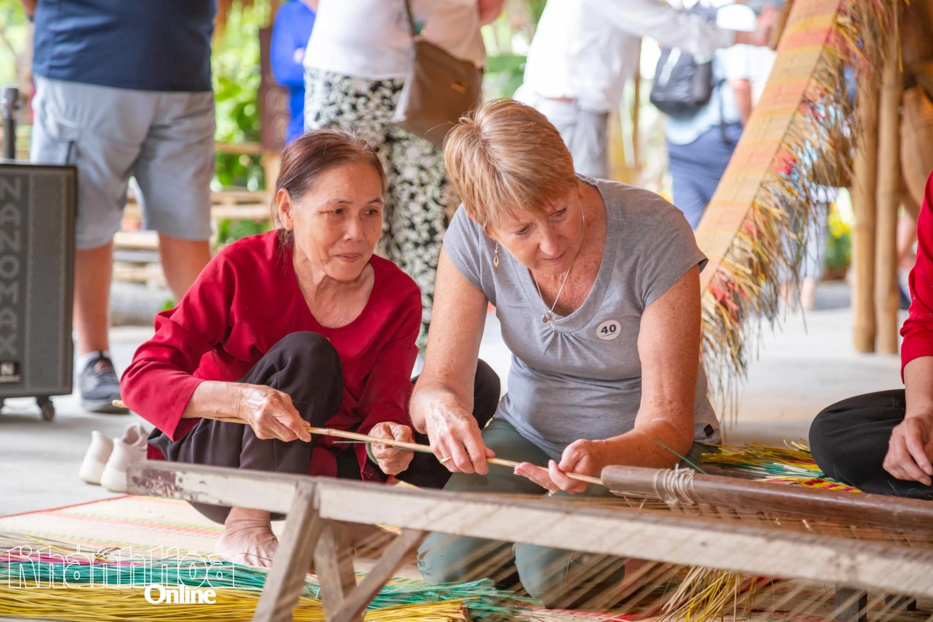 Du khách quốc tế trải nghiệm dệt chiếu ở Làng nghề Nha Trang xưa