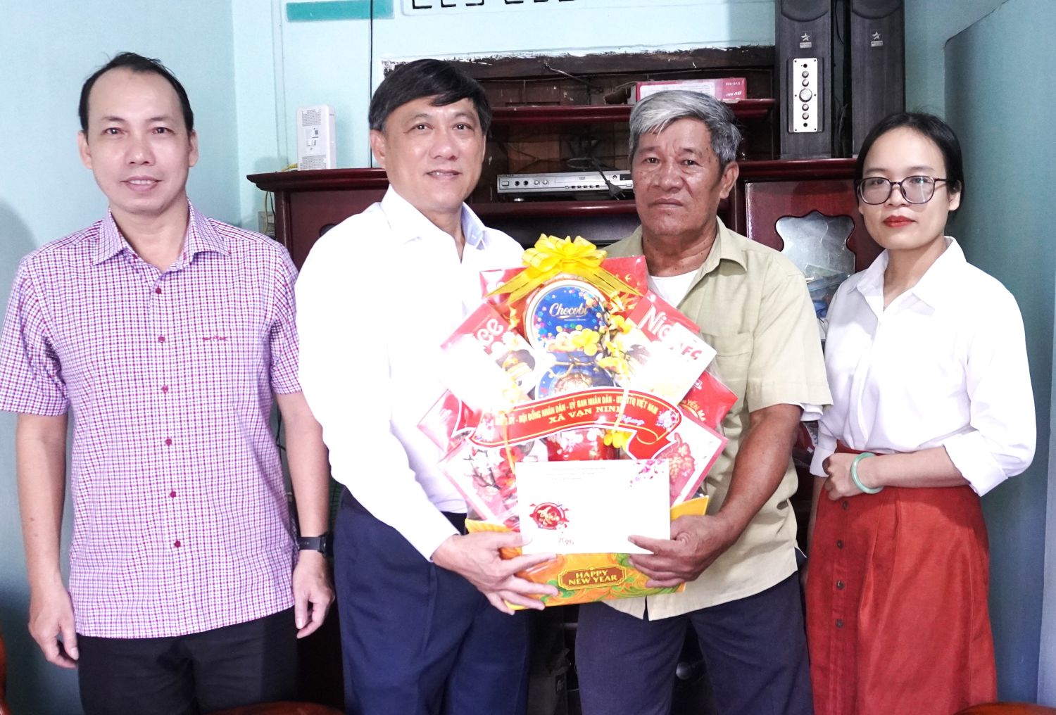 Lãnh đạo xã Vạn Ninh thăm, tặng quà gia đình thương binh Cao Hùng Khỏe (thôn 7).