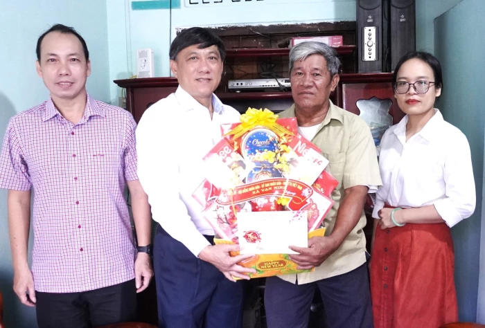 Tặng 130 suất quà Tết cho gia đình chính sách xã Vạn Ninh