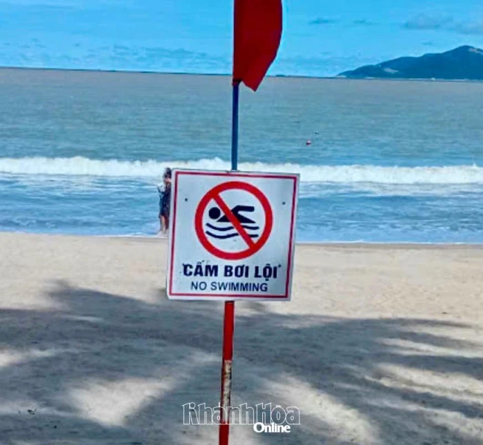 Cứu nạn kịp thời 7 người bị sóng cuốn ra xa ở biển Nha Trang