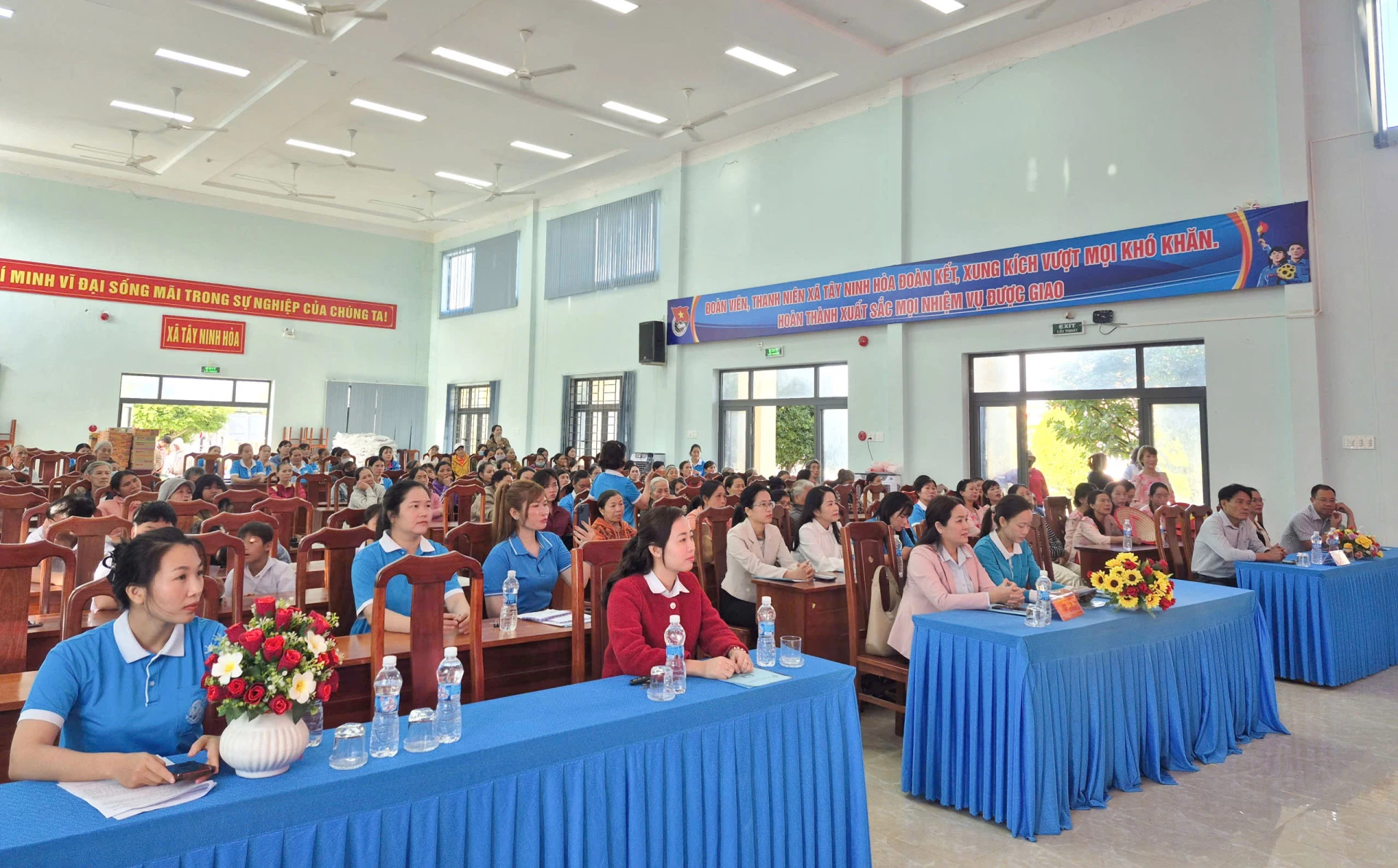 Các đại biểu tham dự hội nghị.