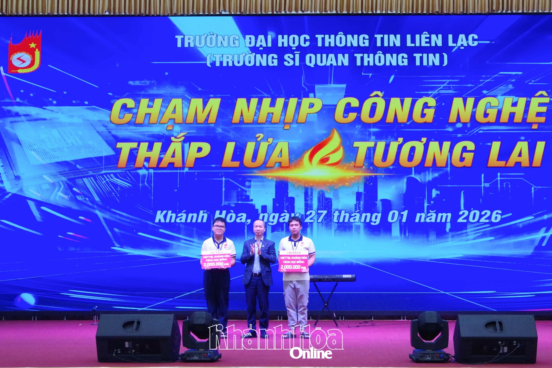 Đại diện Viettel Khánh Hòa trao học bổng cho các sinh viên.