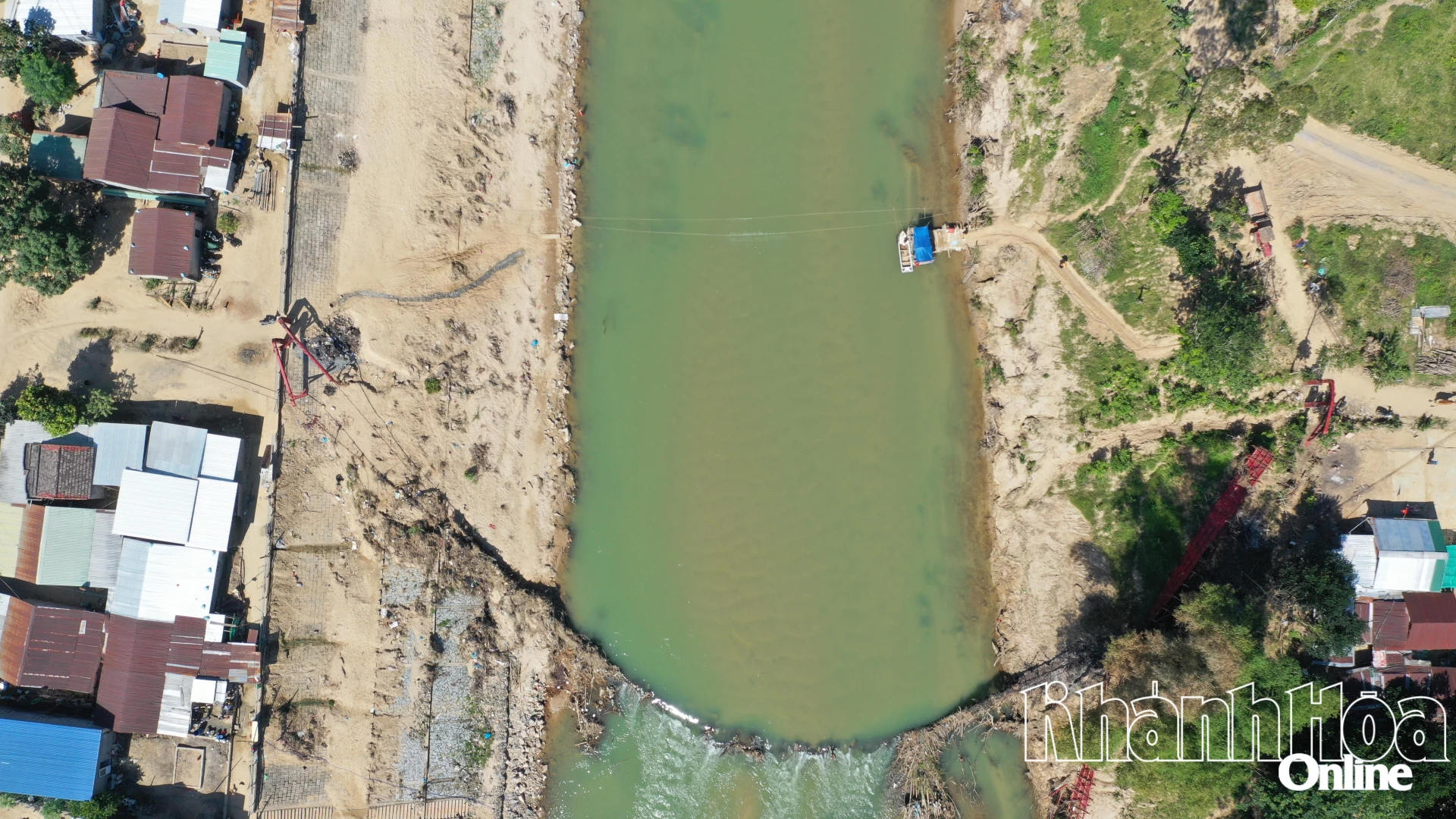 Cầu treo xã Nam Khánh Vĩnh bị hỏng hoàn toàn sau mưa lũ.