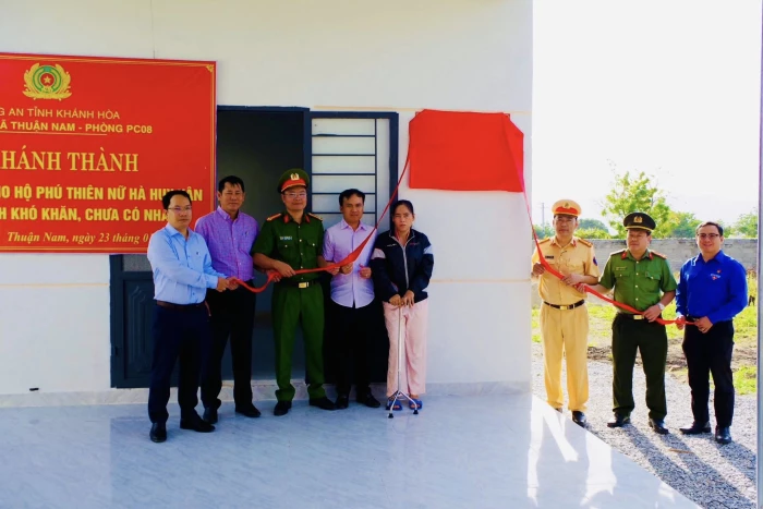 Bàn giao nhà ở cho hộ gia đình có hoàn cảnh khó khăn