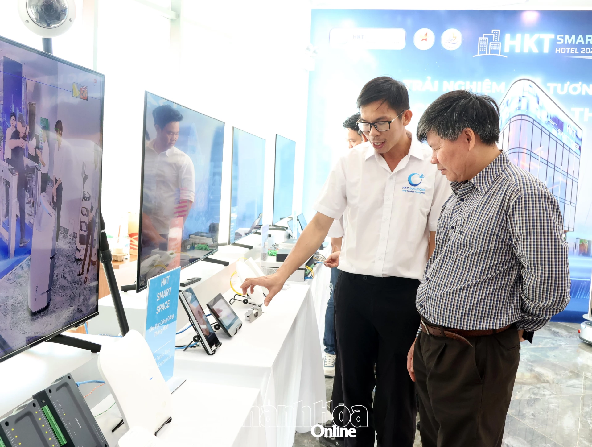 Người dân tìm hiểu về sản phẩm công nghệ mới tại Ngày hội Công nghệ số tỉnh Khánh Hòa năm 2025.