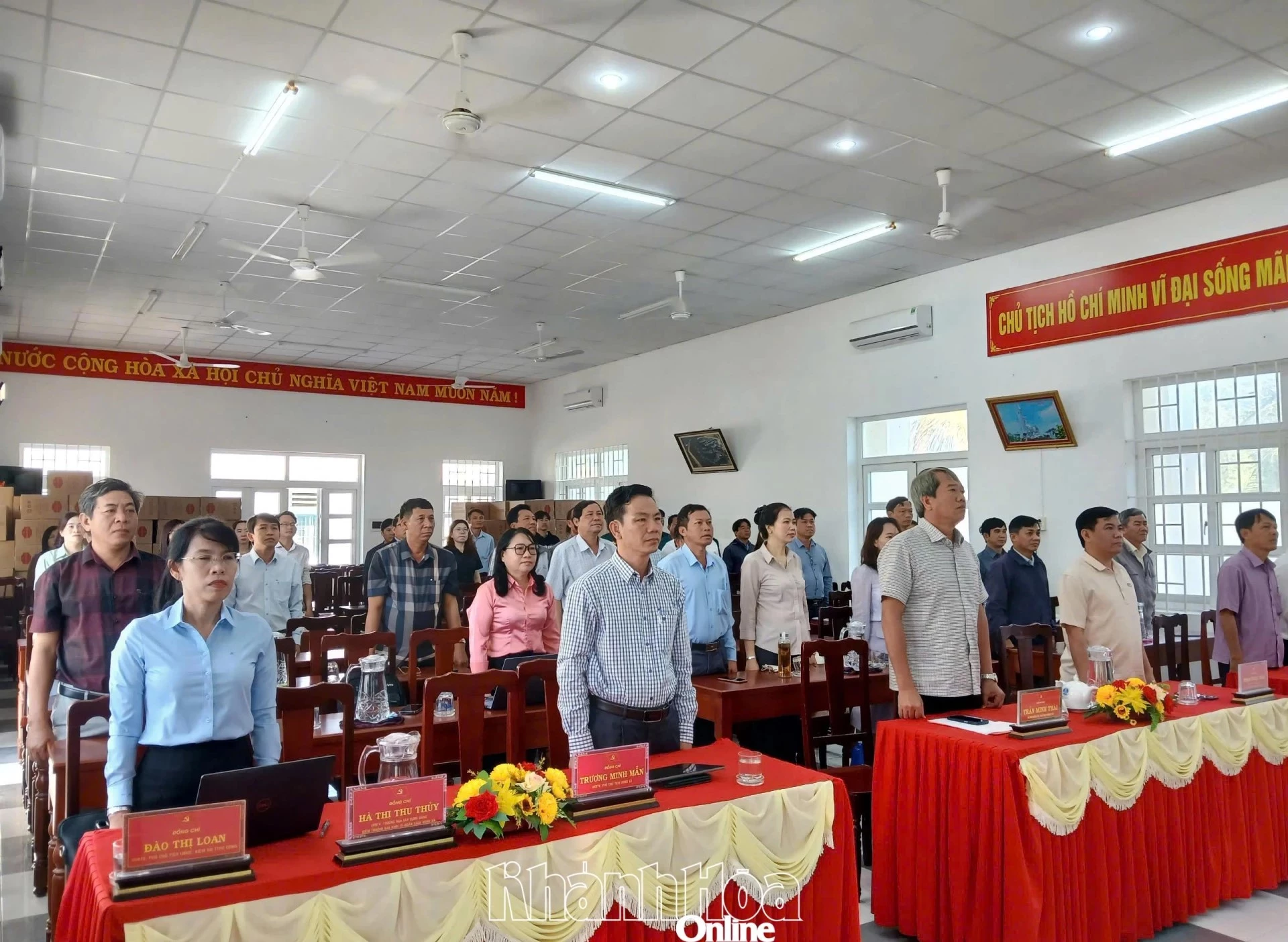 Cán bộ, đảng viên xã Vĩnh Hải thực hiện nghi thức chào cờ theo chương trình truyền hình trực tiếp của Đại hội. Ảnh: Hồng Nguyệt