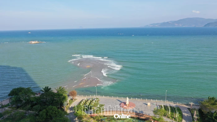 Dải cát dài nổi lên ở biển Nha Trang