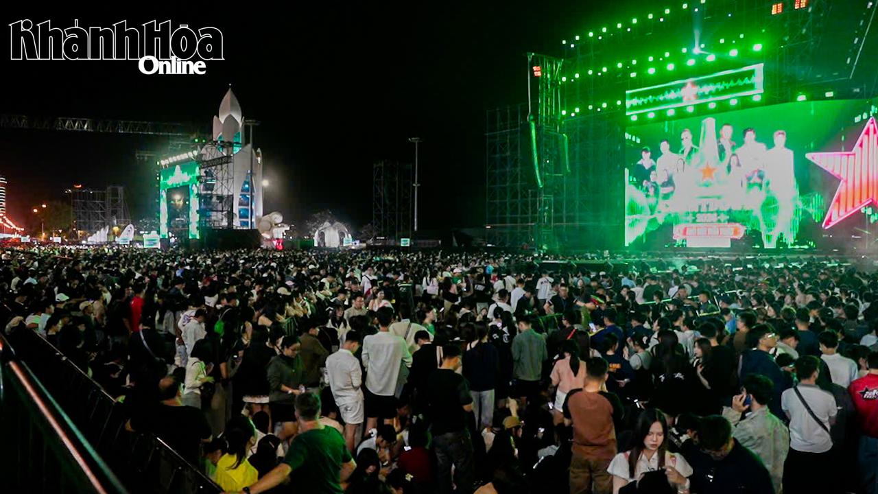 Tens of thousands of people gather at 2-4 Square to see New Year Eve 2026 music festival 


