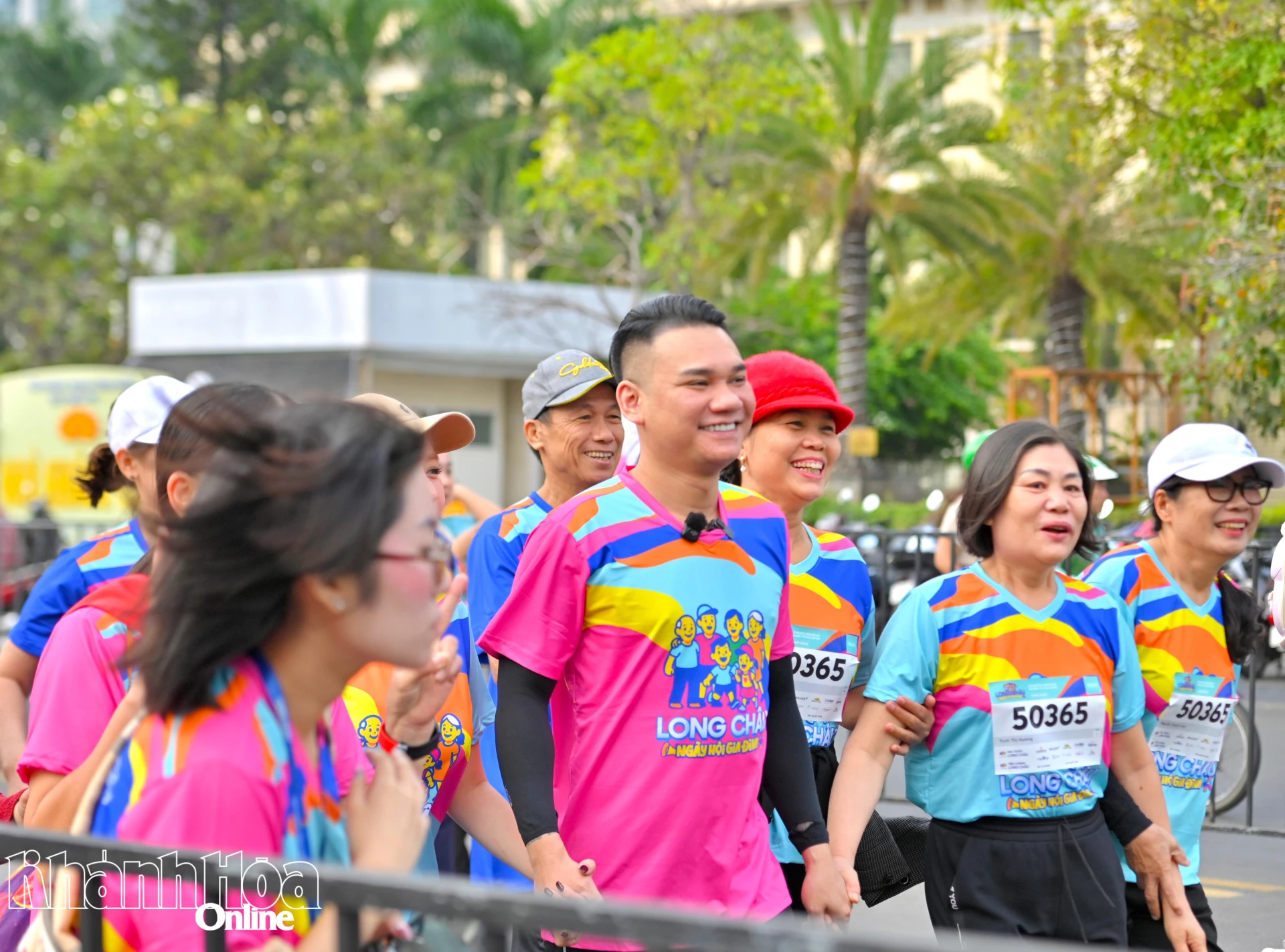 Singer Khac Viet joins Long Chau - Family Day 2026 walking race 

