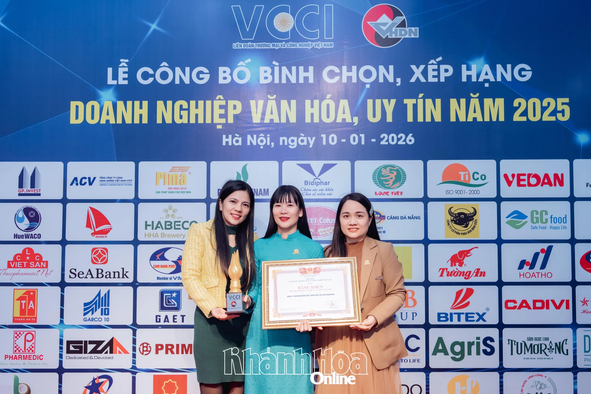 Representatives of Khanh Hoa Salanganes Nest Company posing for photo at the ceremony

