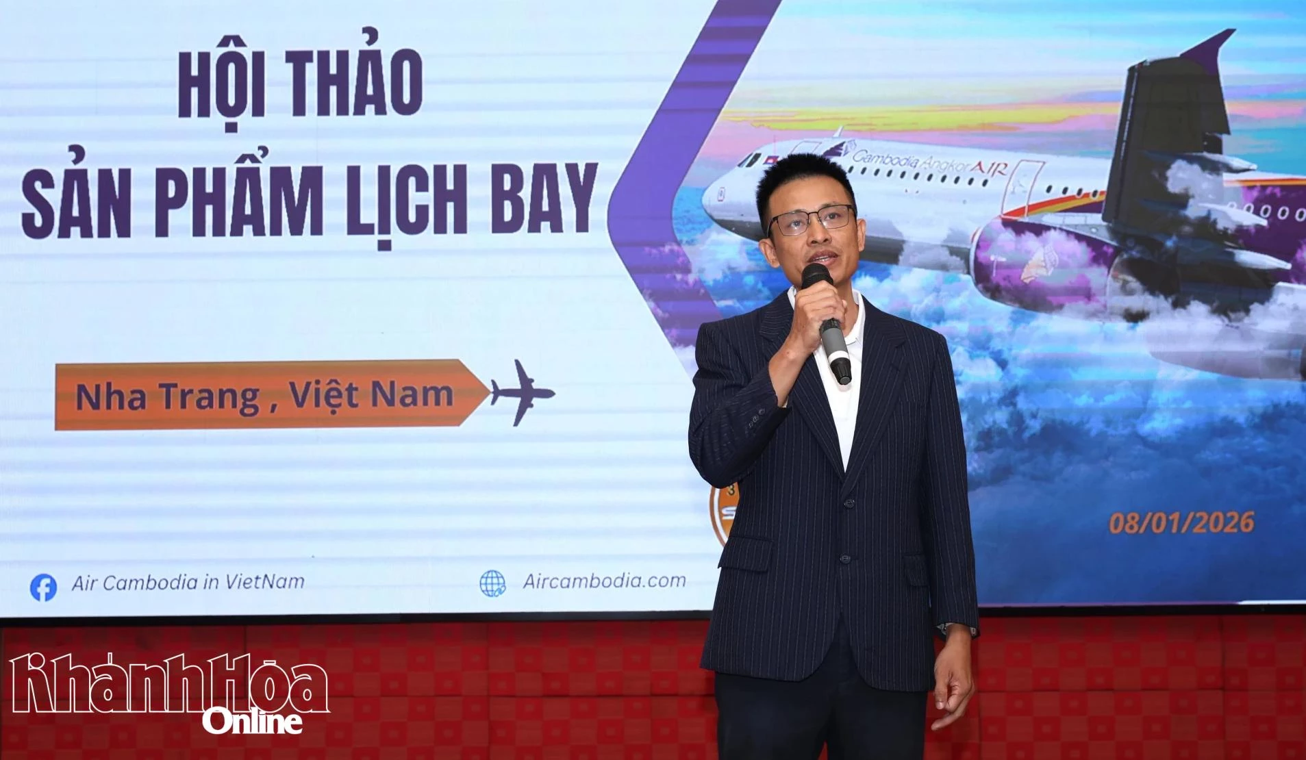 Đại diện Air Cambodia giới thiệu đường bay Phnom Penh - Cam Ranh.