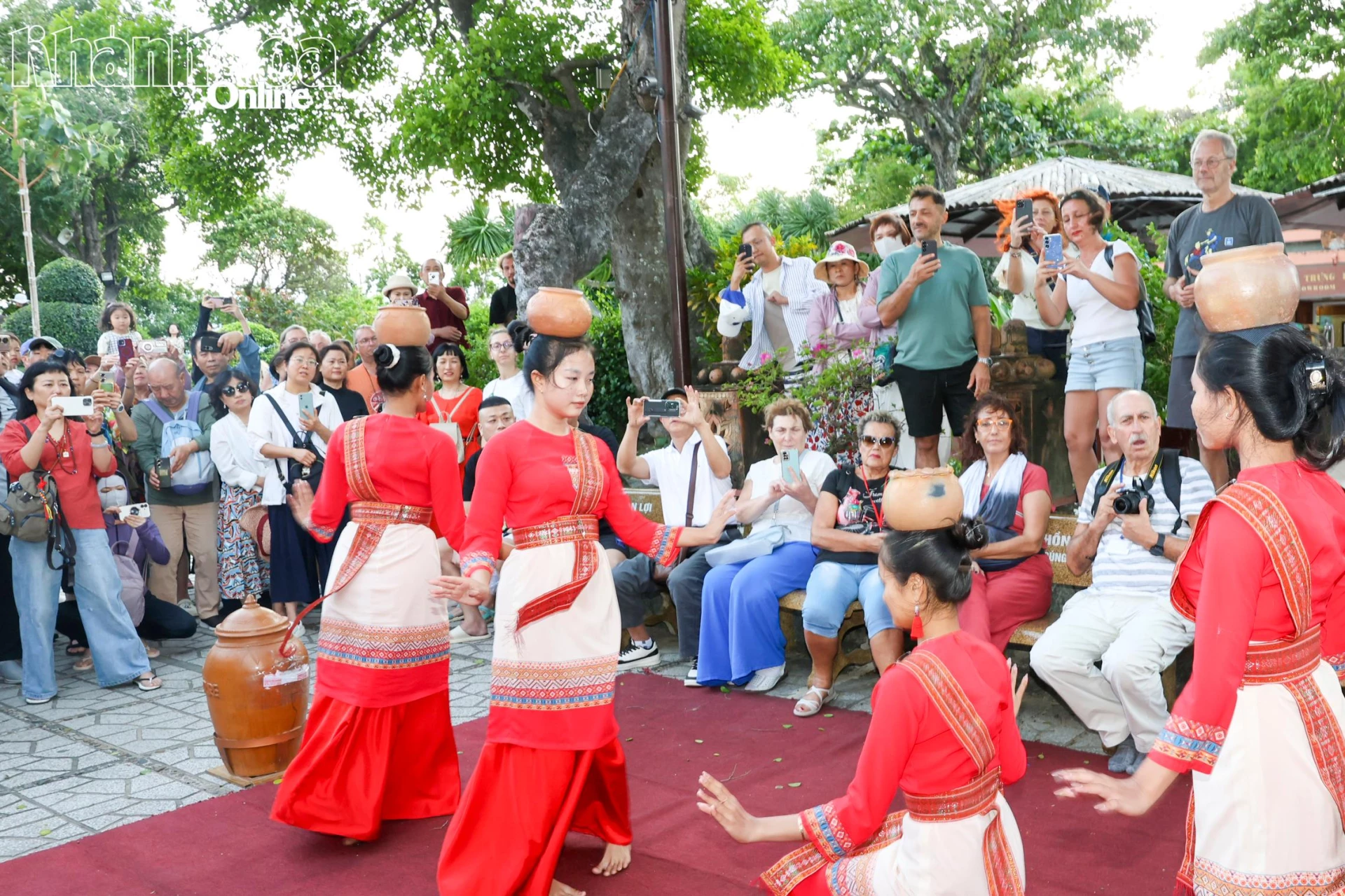Du khách quốc tế khám phá văn hóa truyền thống dân tộc Chăm khi tham quan di tích quốc gia đặc biệt Tháp Bà Pô Nagar.