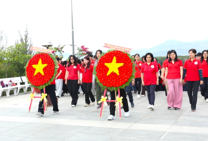 Trường THPT Lê Quý Đôn (TP. Hồ Chí Minh) phối hợp với Vietravel tổ chức dâng hương tại Khu tưởng niệm chiến sĩ Gạc Ma