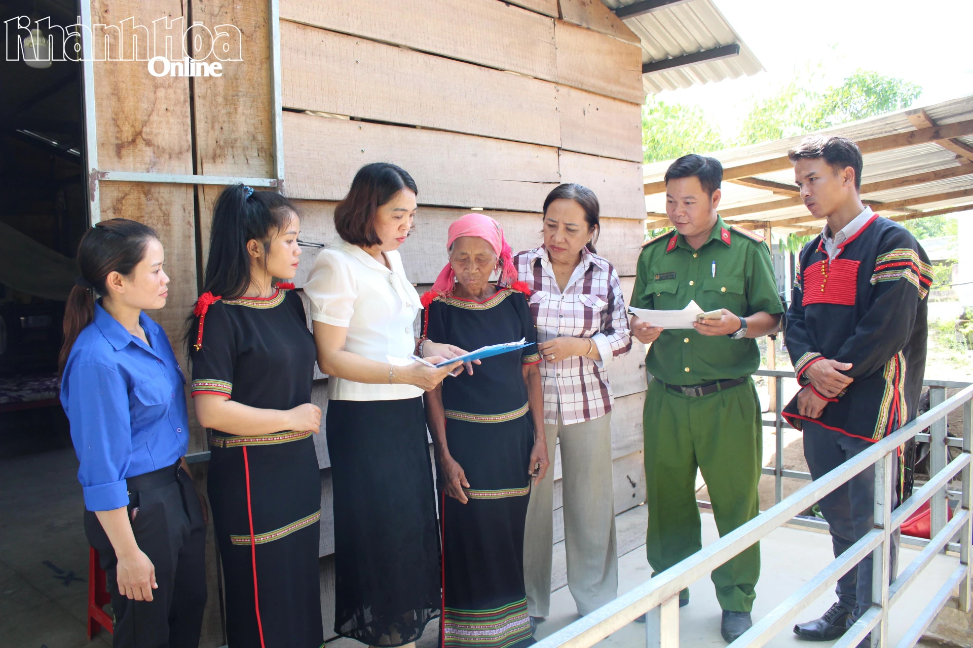 Hỗ trợ người dân xã Trung Khánh Vĩnh làm thủ tục hành chính tại nhà.