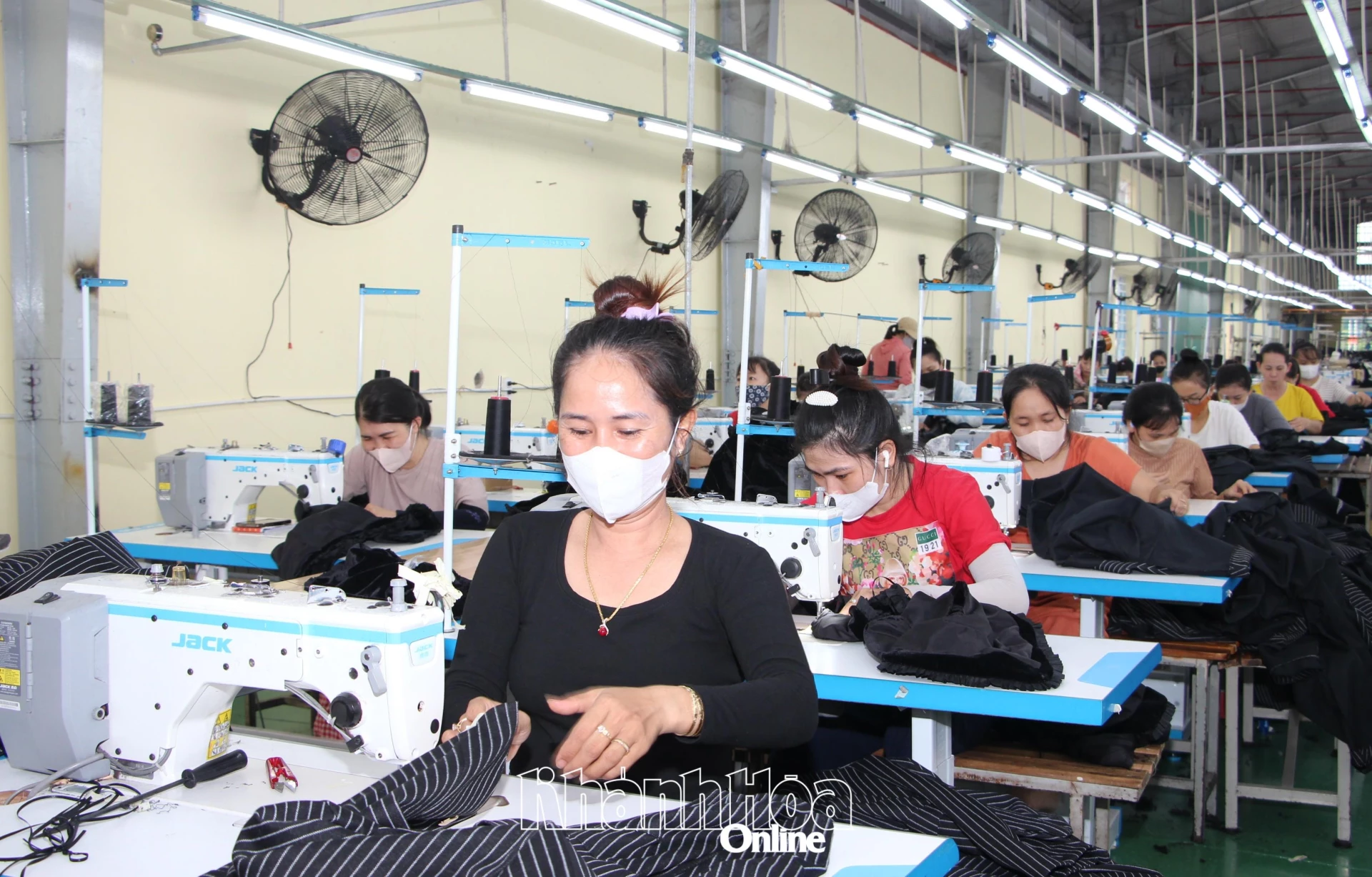 Giờ làm việc của công nhân Công ty TNHH Phú Khang Phan Rang.