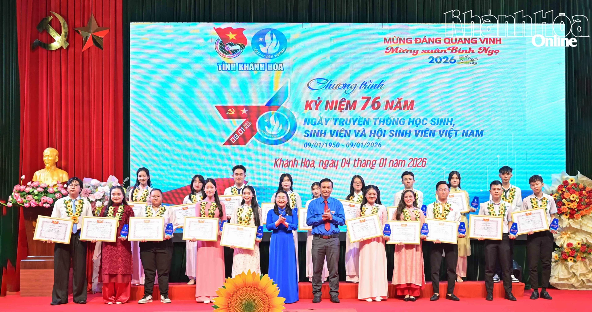 Lãnh đạo Tỉnh đoàn - Hội Sinh viên Việt Nam tỉnh trao bằng khen “Sinh viên 5 tốt” cấp tỉnh năm học 2024 - 2025 cho các sinh viên tiêu biểu.