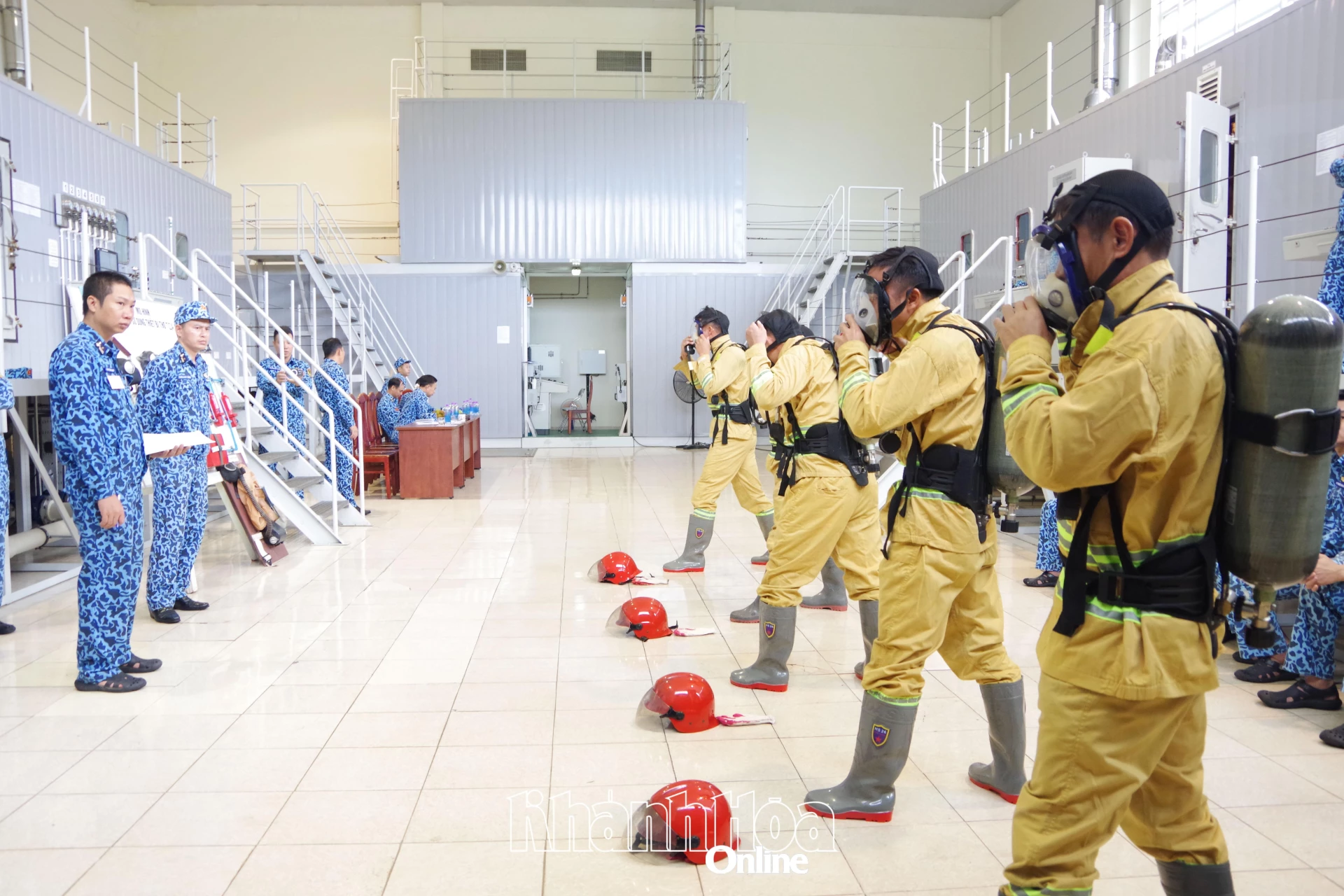 Huấn luyện đấu tranh bảo vệ sức sống tàu.