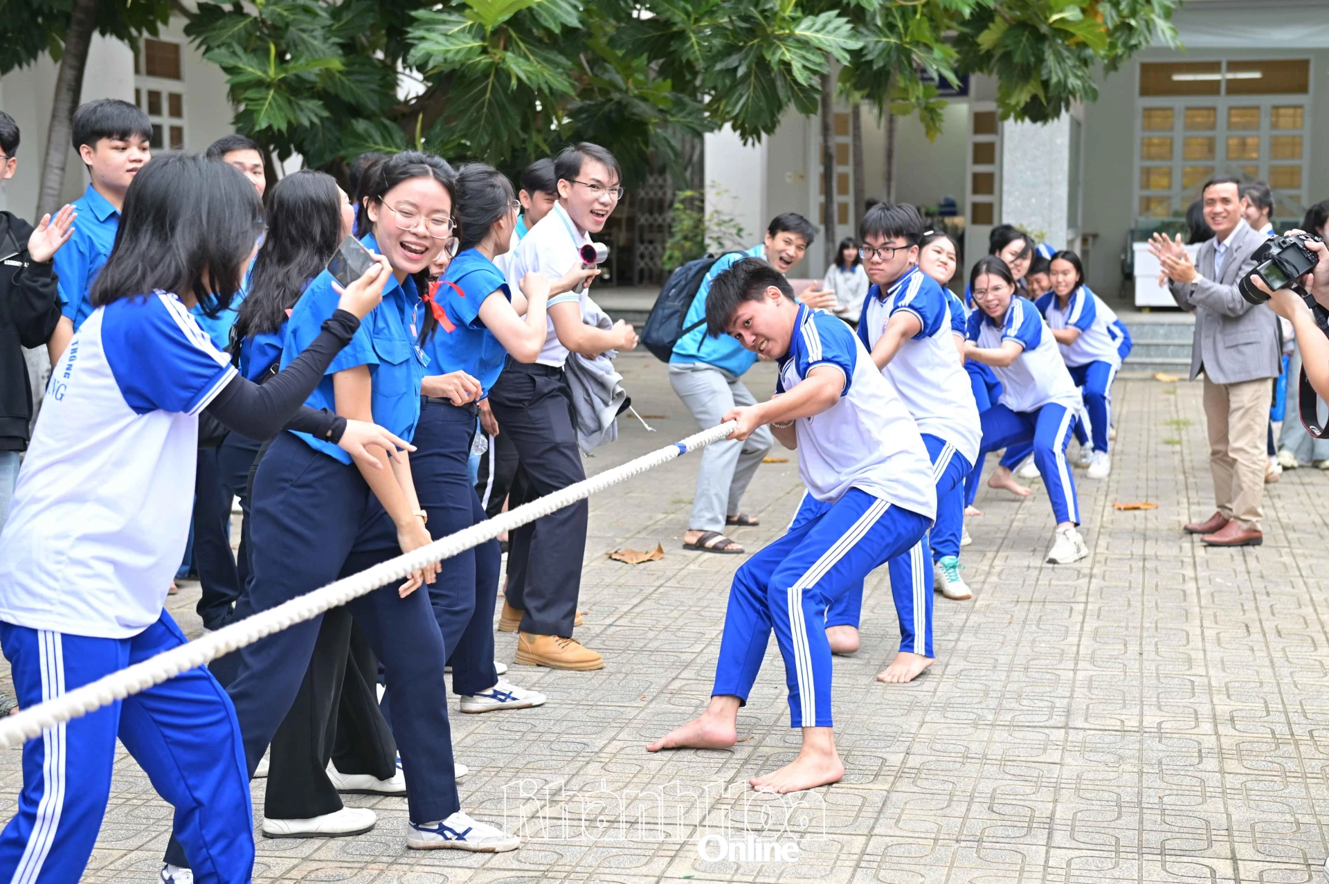 Học sinh, sinh viên sôi nổi thi kéo co tại Ngày hội Mừng Đảng - Mừng xuân Bính Ngọ 2026 do Hội Sinh viên Việt Nam tỉnh tổ chức.