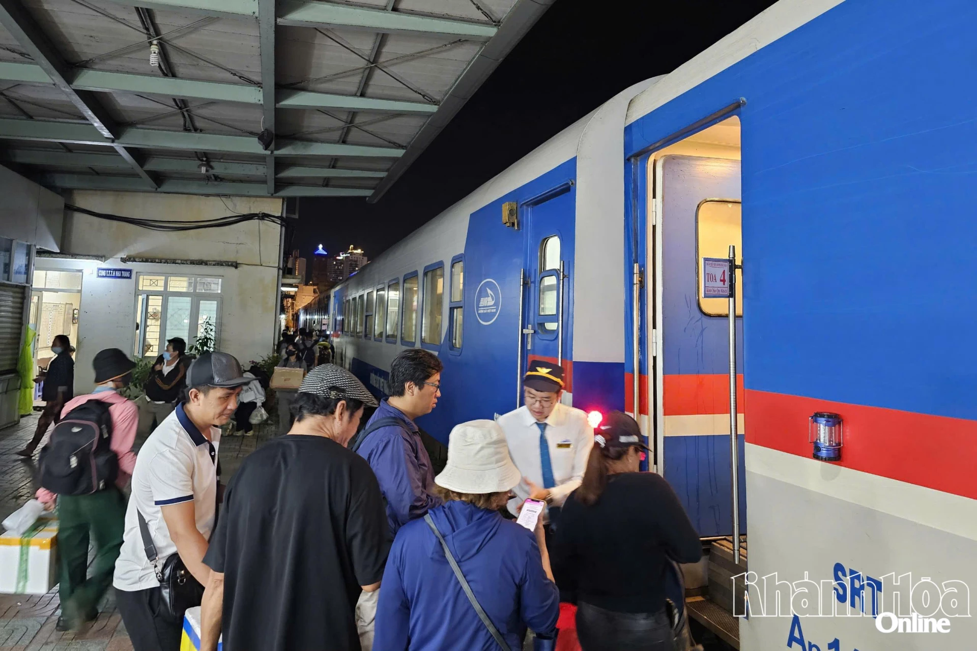 Hành khách lên tàu tại Ga Nha Trang