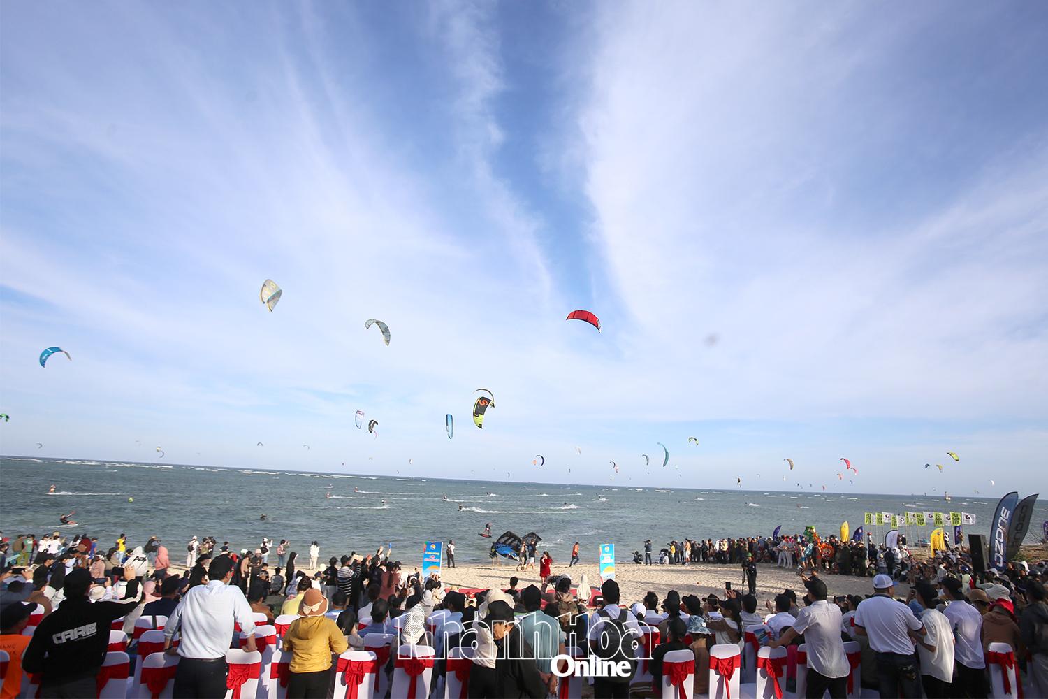 Bầu không khí sôi nổi, nhộn nhịp trong ngày khai mạc Giải Lướt ván diều Quốc tế Mỹ Hòa-Khánh Hòa 2026.