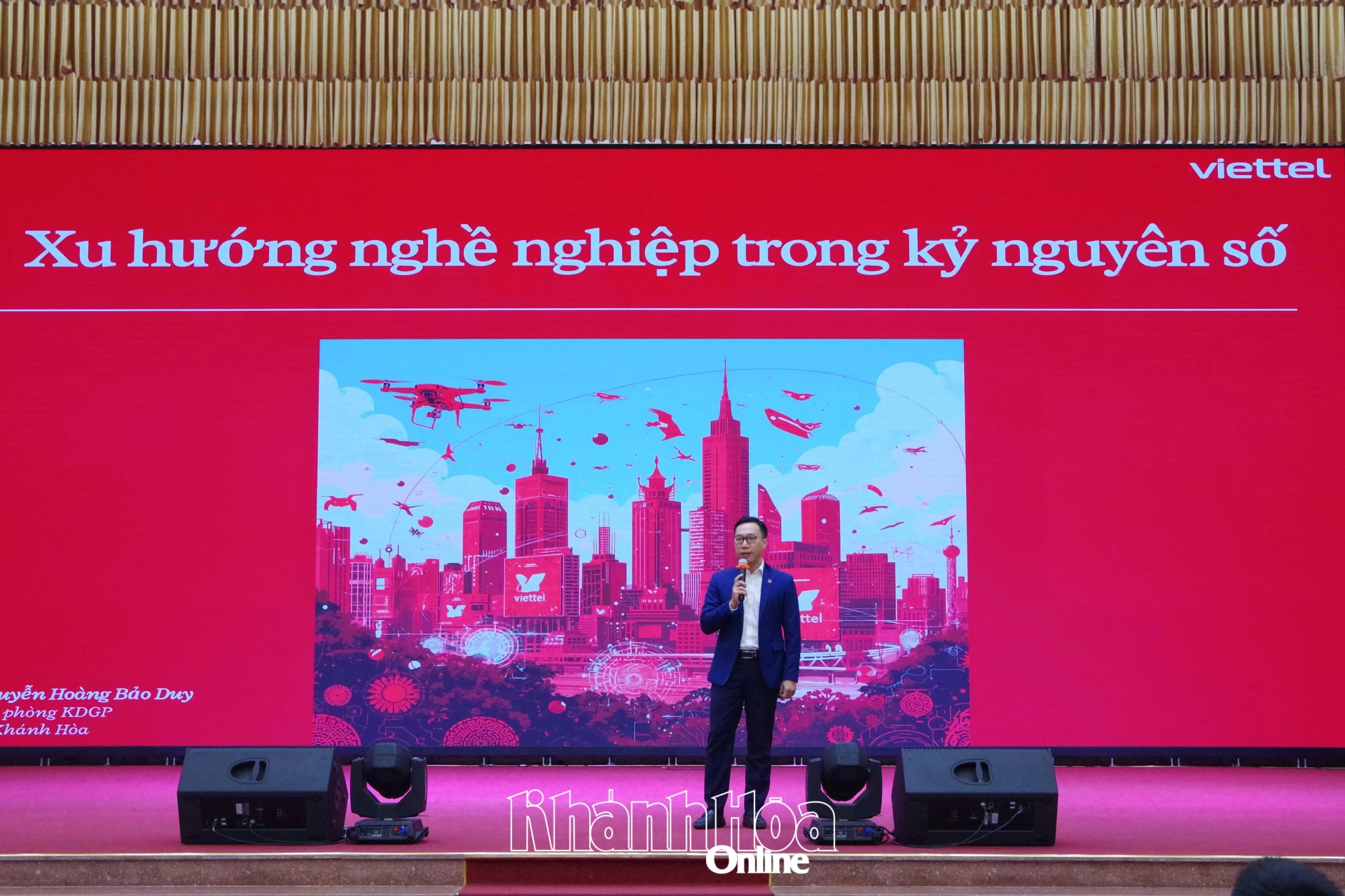 Đại diện các doanh nghiệp thông tin đến sinh viên về cơ hội việc làm.