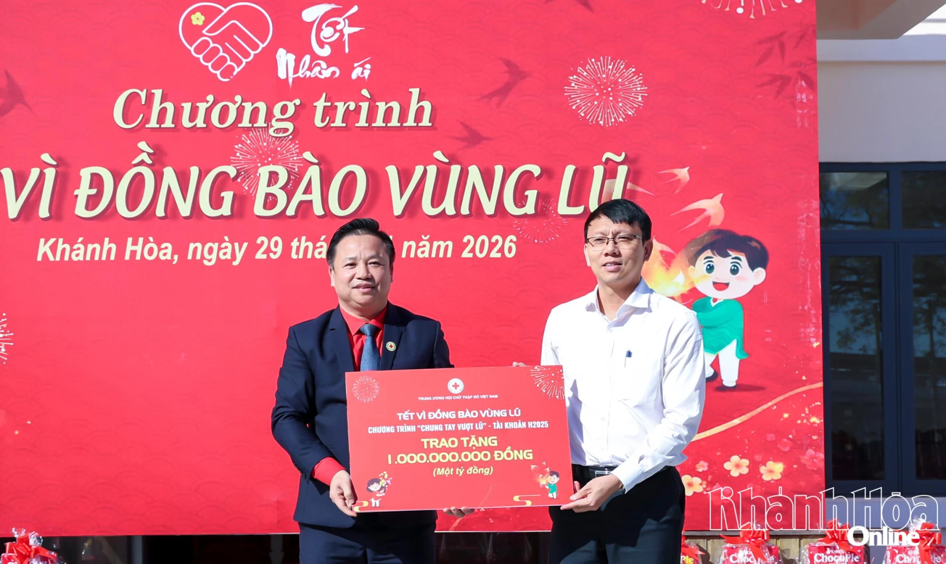 Đại diện Trung ương Hội Chữ thập đỏ Việt Nam trao bảng tượng trưng 1.000 suất quà cho UBND tỉnh