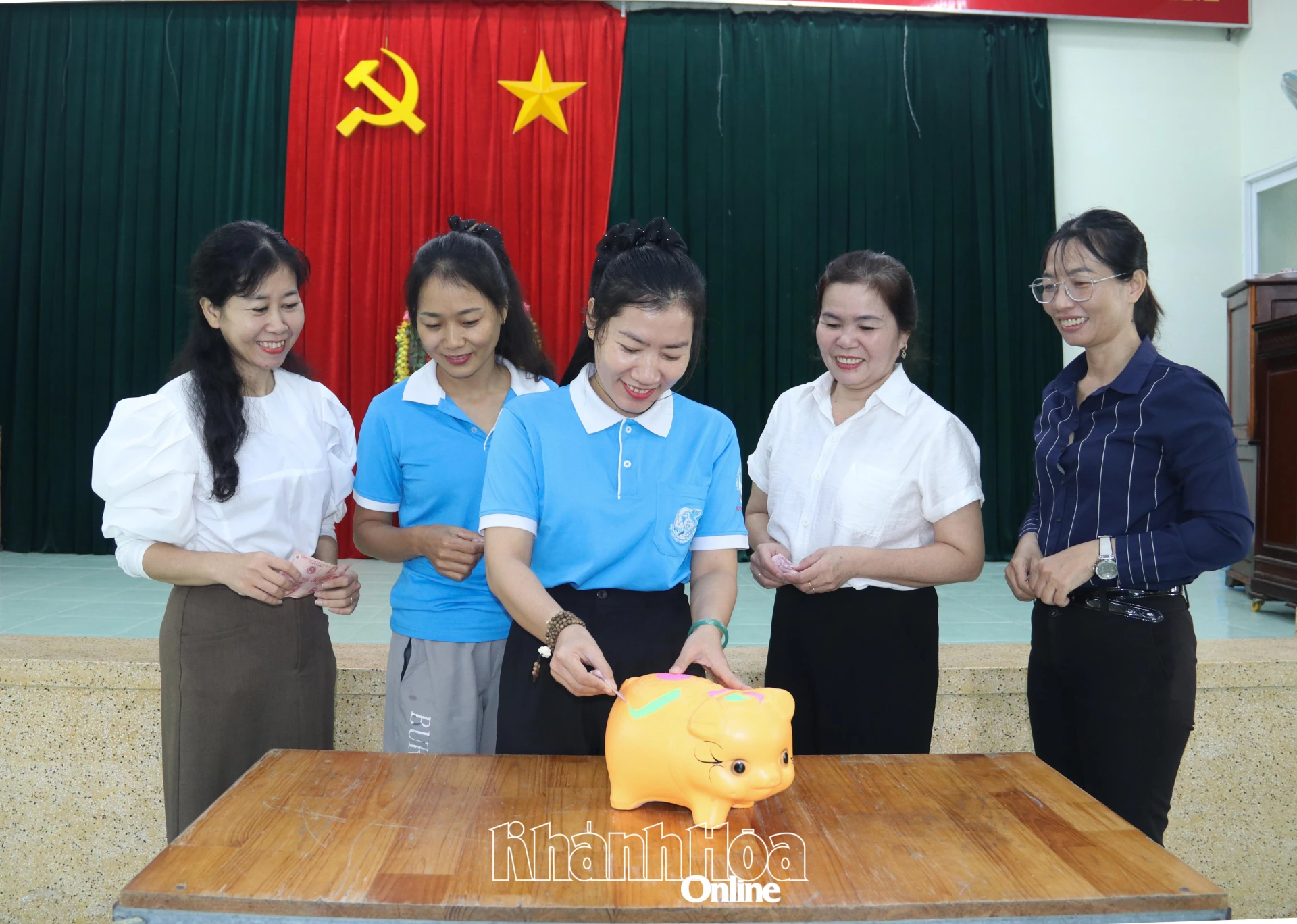 Phụ nữ Tổ dân phố Phước Tân góp tiền nuôi heo đất.