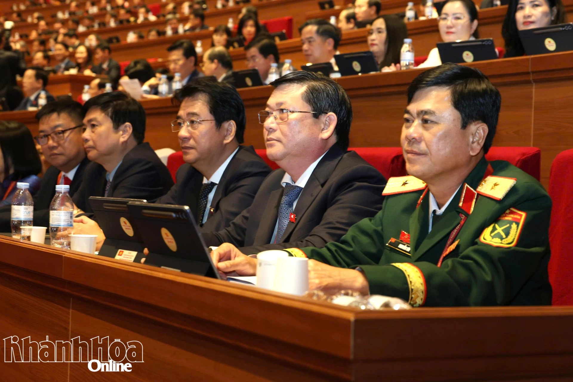 Đoàn đại biểu Đảng bộ tỉnh Khánh Hòa dự phiên thảo luận.