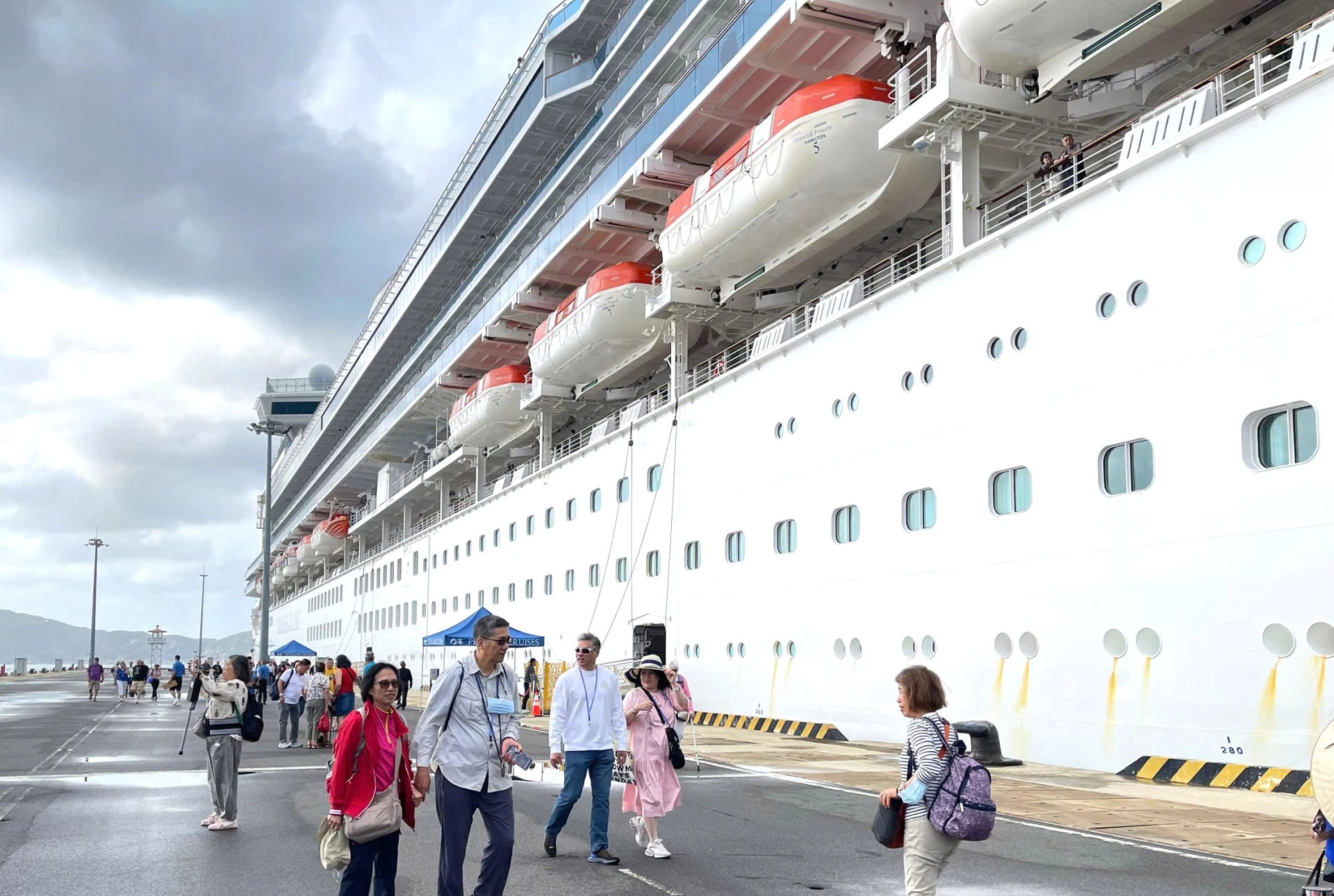Diamond Princess cruise ship docks in Khanh Hoa