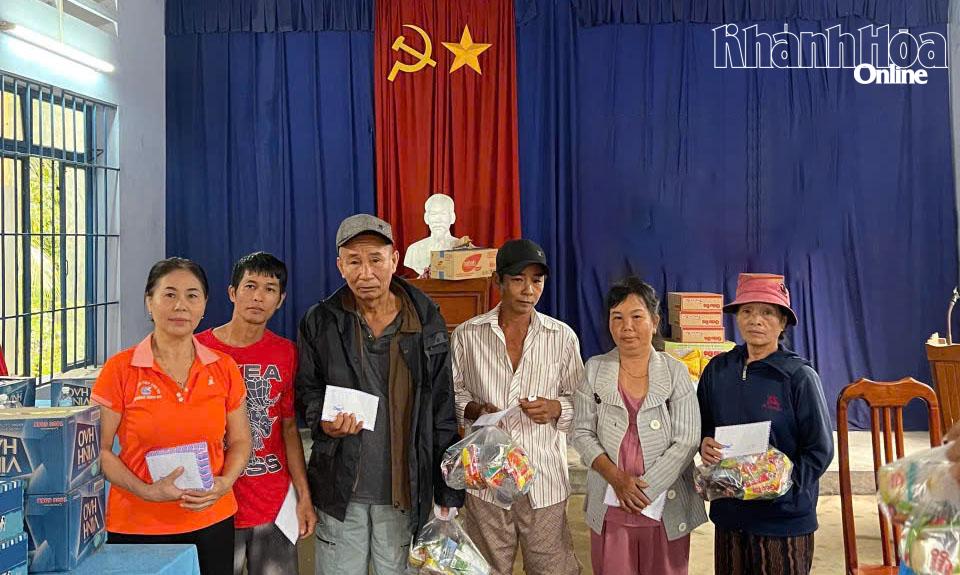 Câu lạc bộ Vòng tay nhân ái trao quà hỗ trợ người dân có hoàn cảnh khó khăn.