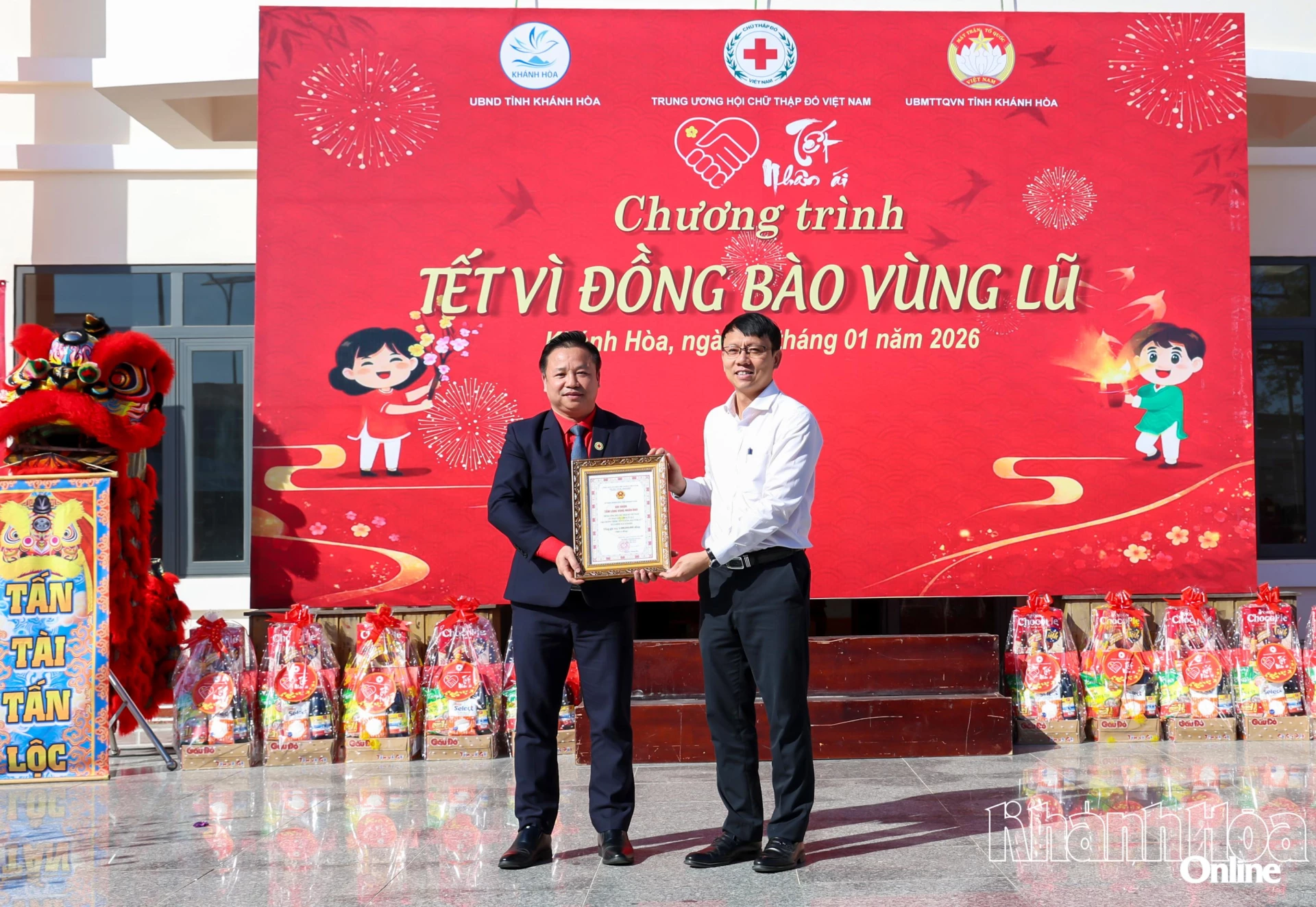 Đồng chí Nguyễn Thanh Hà trao bằng ghi nhận tấm lòng vàng nhân đạo cho đại diện Trung ương Hội Chữ thập đỏ Việt Nam