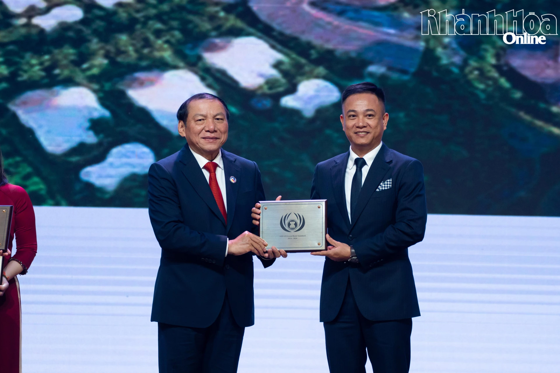 Bộ trưởng Bộ Văn hóa - Thể thao và Du lịch Nguyễn Văn Hùng trao giải thưởng Khách sạn xanh Asean 2024 cho đại diện Ana Mandara Cam Ranh