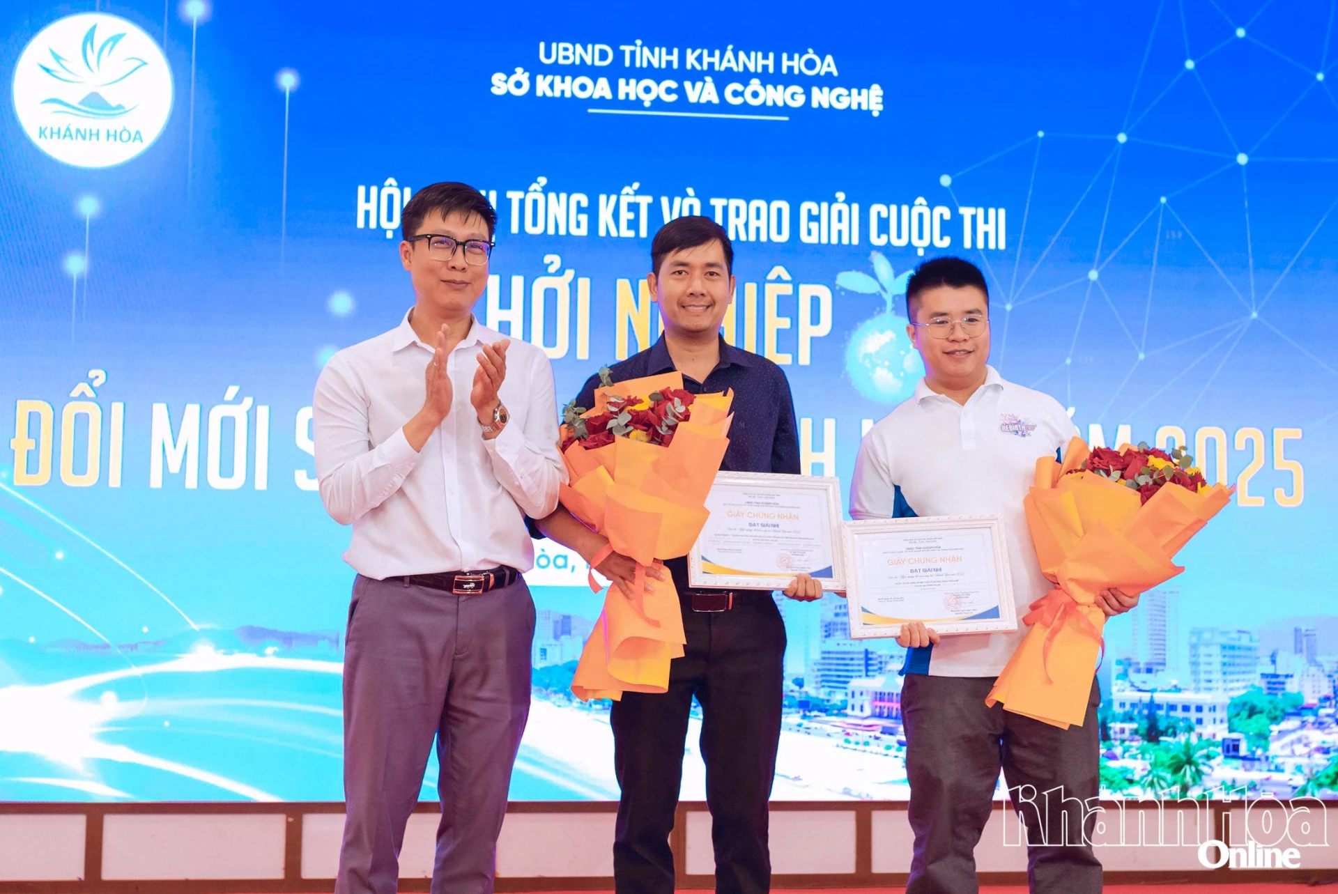 Ông Võ Quang Lãm - Phó Giám đốc Sở Khoa học và Công nghệ tỉnh trao giải Nhì cho anh Lê Minh Vương tại Ngày hội khởi nghiệp đổi mới sáng tạo tỉnh Khánh Hòa năm 2025.