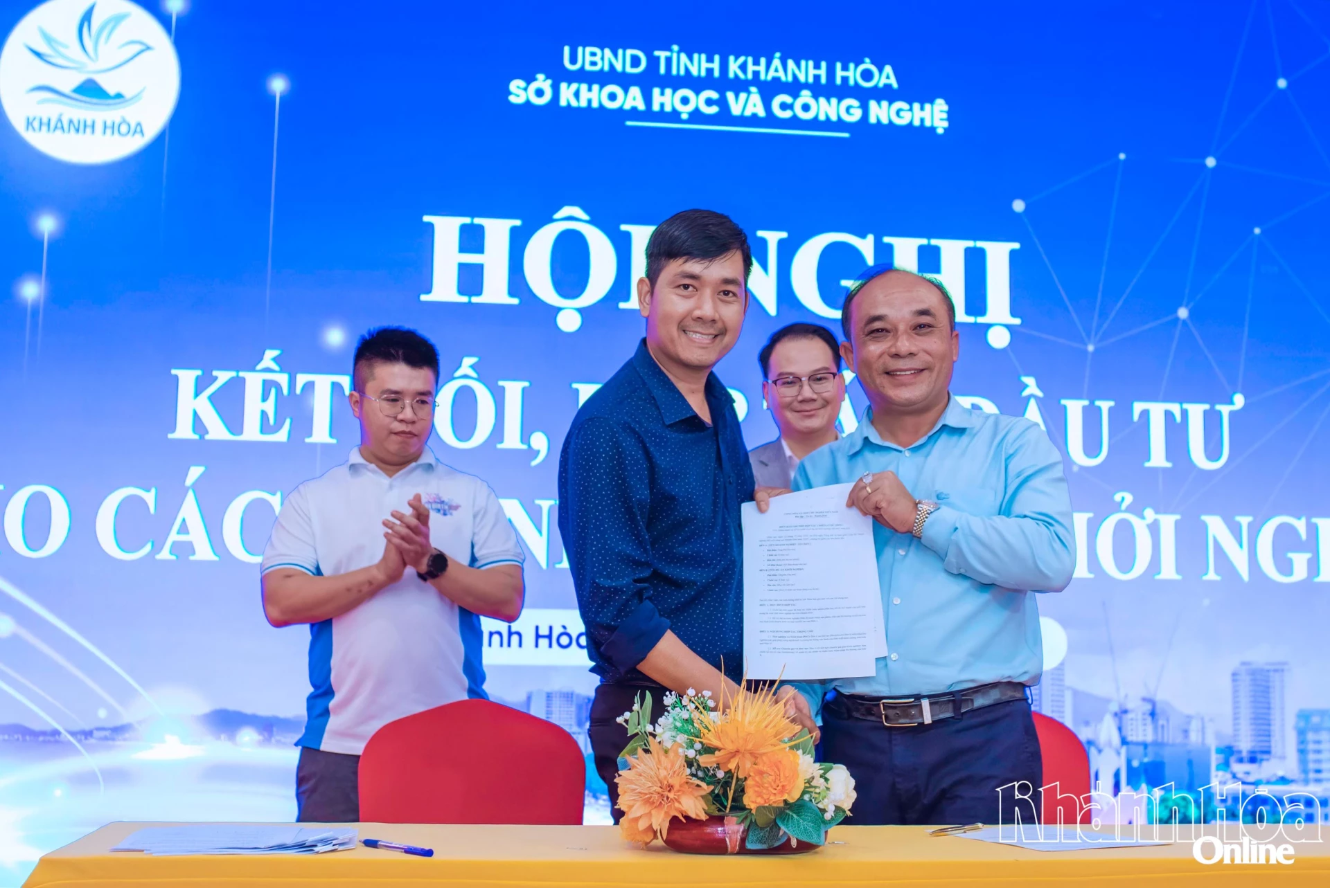 Lãnh đạo Hội Doanh nhân trẻ Khánh Hòa ký kết hợp tác với Dự án Nông nghiệp tuần hoàn ứng dụng trùn quế của anh Lê Minh Vương.