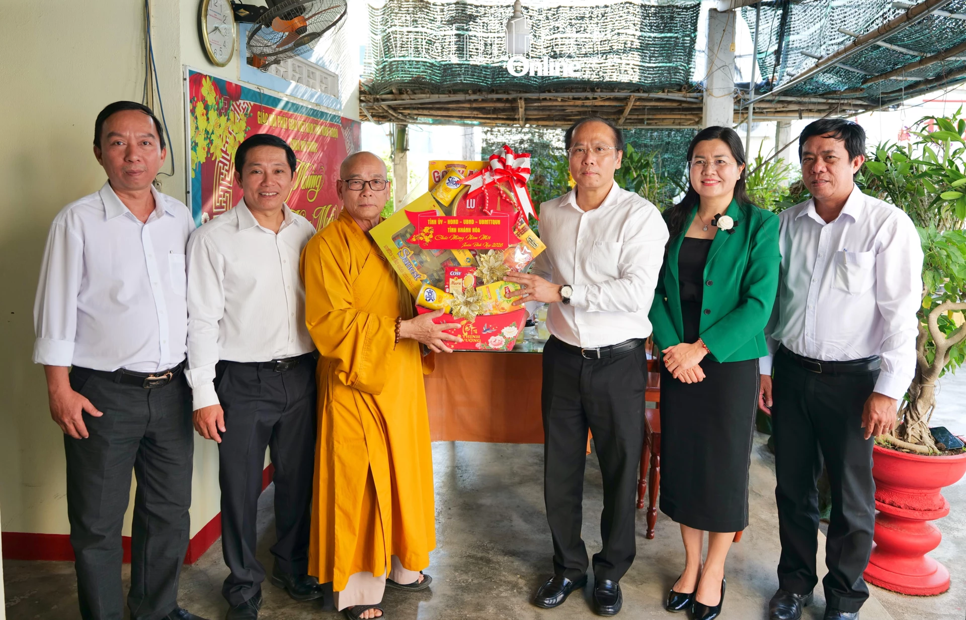 Phó Bí thư Tỉnh ủy Nguyễn Khắc Hà thăm, chúc Tết Thượng tọa Thích Hạnh Huệ - Phó Ban Thường trực Ban Trị sự Giáo hội Phật giáo Việt Nam tỉnh.