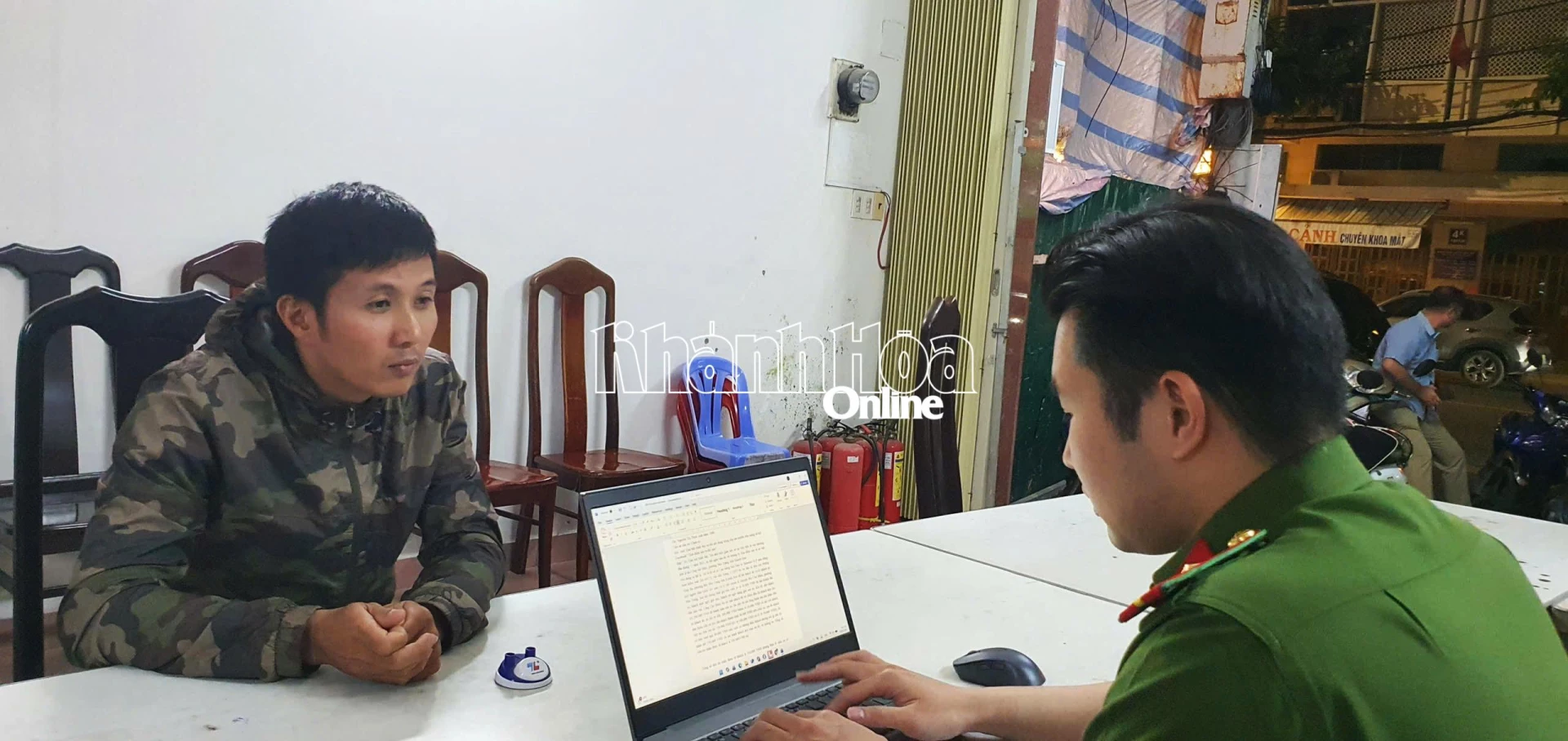 Công an phường Nha Trang lấy lời khai đối tượng Thái.