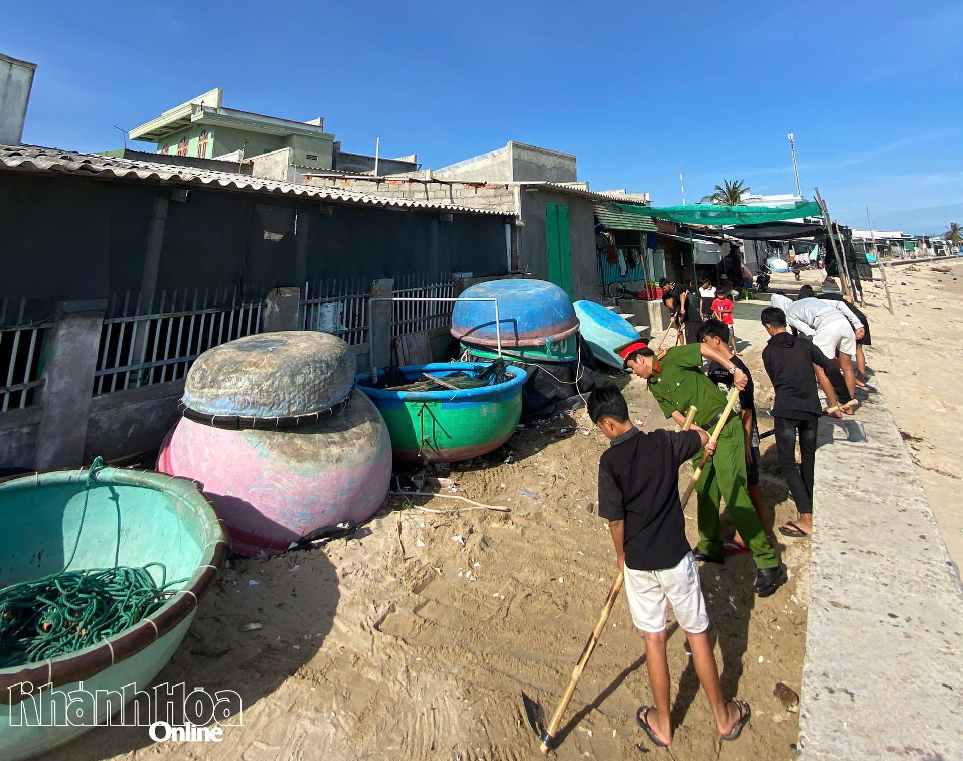 Một số thanh thiếu niên tham gia ẩu đã đã được Cảnh sát khu vực ngăn chặn, được hướng dẫn vệ sinh bãi biển.