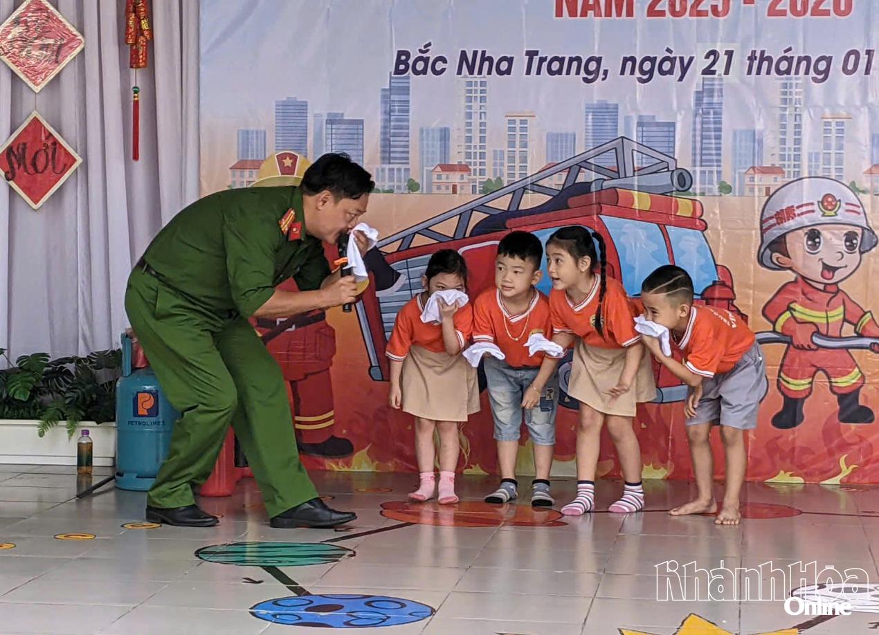 Cán bộ Đội Chữa cháy và cứu nạn, cứu hộ khu vực 1 hướng dẫn kỹ năng xử lý ban đầu khi phát hiện đám cháy nhỏ.