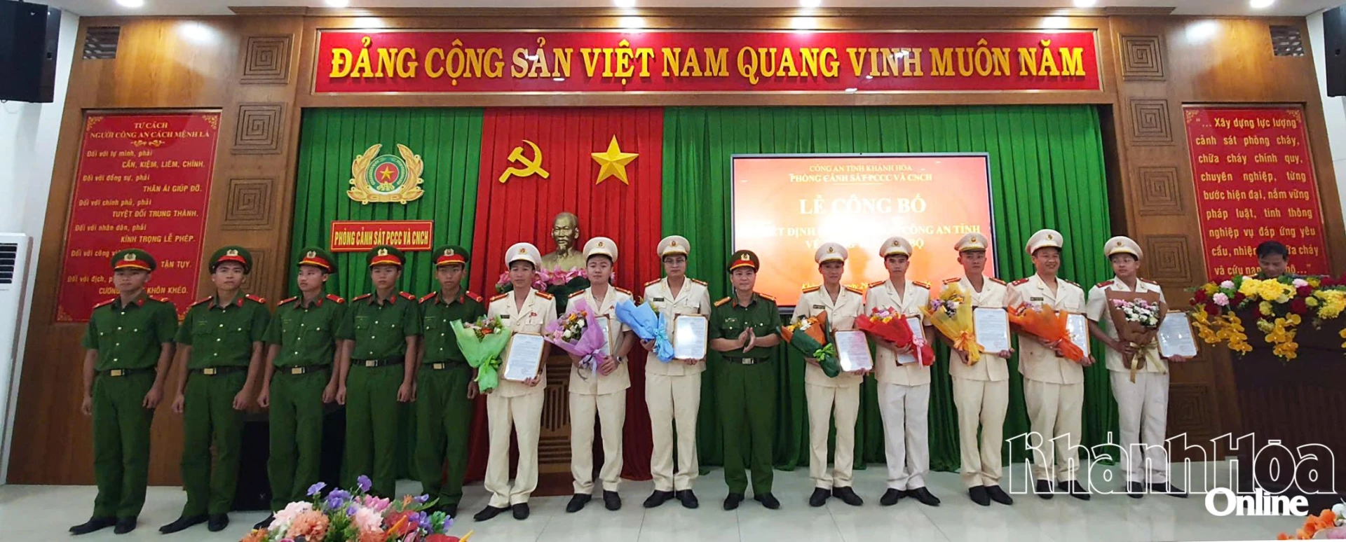 Thượng tá Nguyễn Quang Đang – Trưởng Phòng Cảnh sát phòng cháy chữa cháy và cứu nạn, cứu hộ trao quyết định điều động cán bộ Đội Chữa cháy và CNCH khu vực 9.