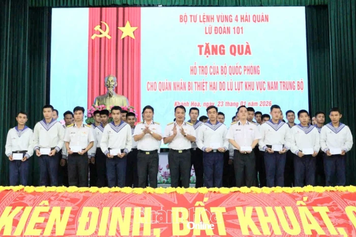 Lữ đoàn 101 trao quà hỗ trợ của Bộ Quốc phòng cho gia đình quân nhân bị thiệt hại do mưa lũ