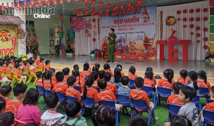 Tập huấn kiến thức, thực hành chữa cháy và thoát nạn cho 200 học sinh, giáo viên mầm non