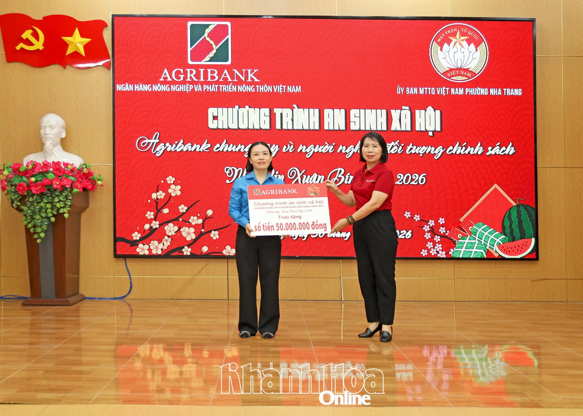 Bà Lâm Thị Hồng - Phó Giám đốc Agribank Chi nhánh Khánh Hòa trao bảng tượng trưng kinh phí hỗ trợ cho bà Phạm Thị Thúy Phương - Phó Chủ tịch Ủy ban MTTQ Việt Nam phường, Chủ tịch Công đoàn phường.