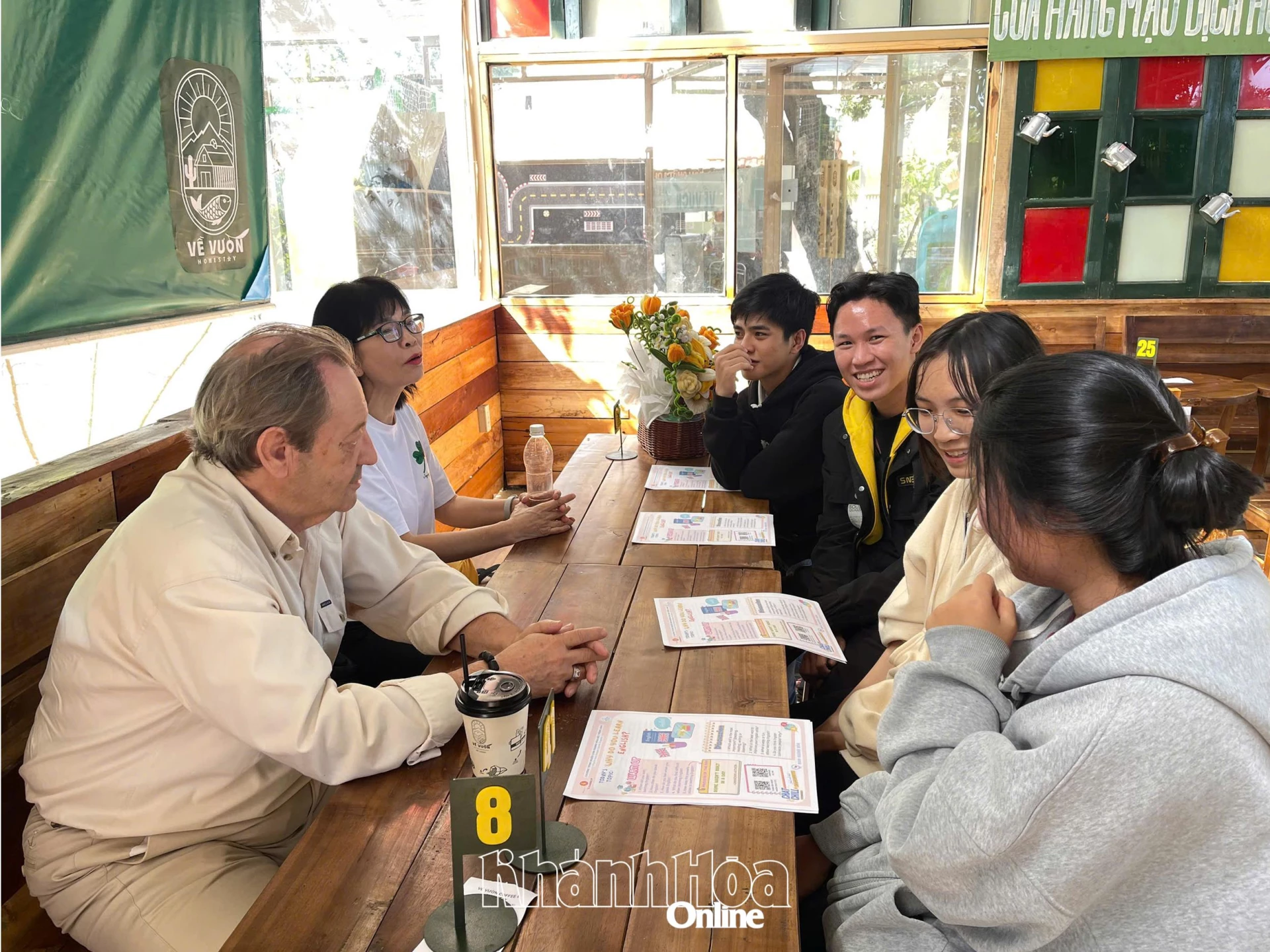 Đây là không gian để những người yêu thích tiếng Anh giao lưu, luyện kỹ năng giao tiếp.