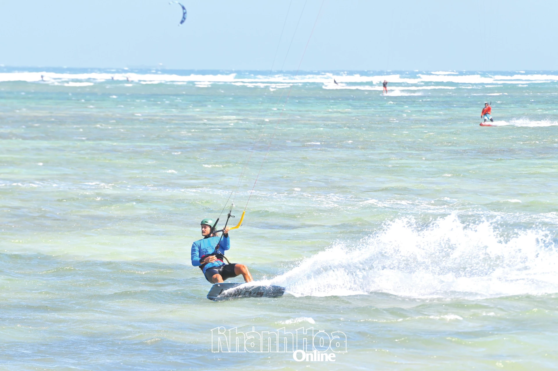 Một vận động viên với màn biểu diễn lướt trên những con sóng bãi biển Mỹ Hòa.